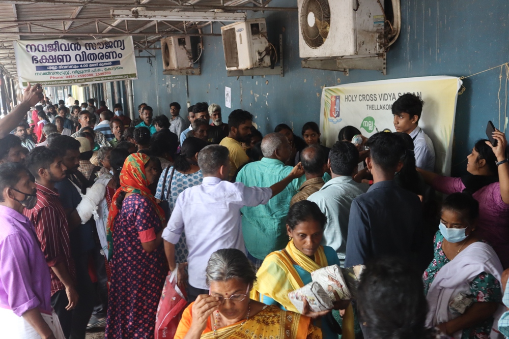 Pothichoru Vitharanam at Medical College Kottayam